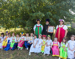 «Троицу встречаем — березку прославляем». «Троицу встречаем — березку прославляем».
