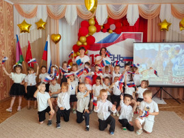 «Нам есть, чем гордиться: мы – россияне!» «Нам есть, чем гордиться: мы – россияне!».